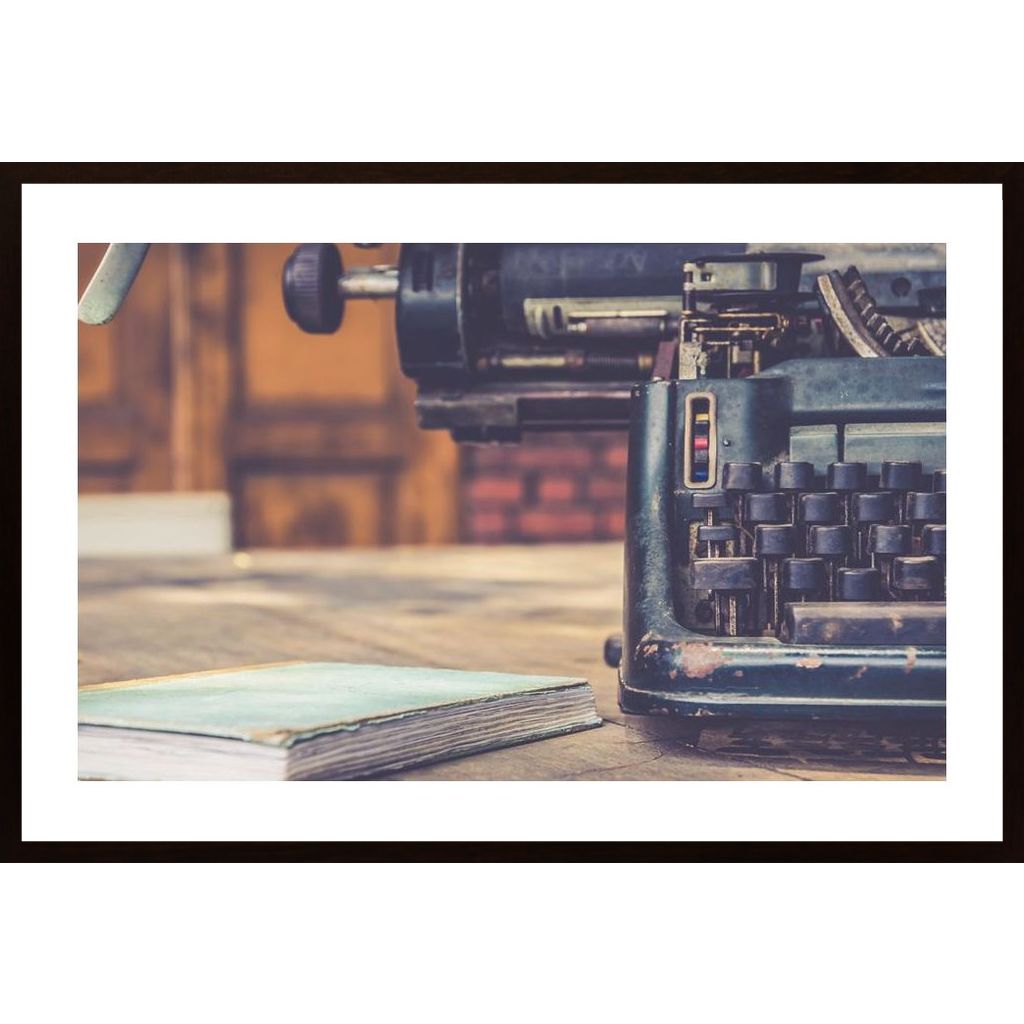 Vintage Typewriter And Book Plakat